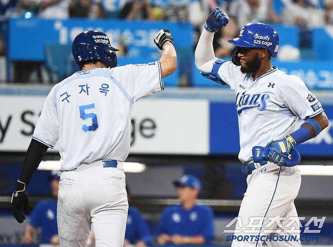 18일 대구 라이온즈파크에서 열린 두산-삼성전. 6회말 2사 2루 디아즈가 투런포를 친 후 구자욱의 축하를 받고 있다. 대구=정재근 기자 cjg@sportschosun.com/2025.6.18/