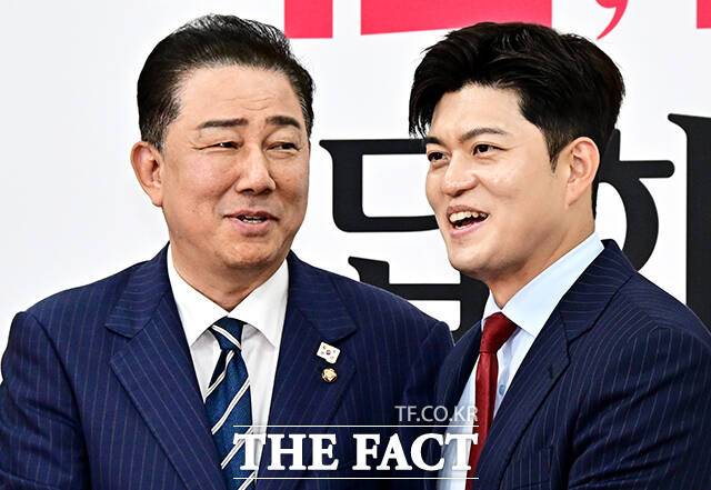 '잘 해봅시다!'이재명 정부 출범 직후 더불어민주당의 지지율이 고공행진을 이어가고 있다. 과반에 가까운 지지율을 기록하며 국민의힘과의 격차를 크게 벌리는 모습이다. 김병기 더불어민주당 원내대표가 17일 오후 서울 여의도 국회에서 김용태 국민의힘 비상대책위원장을 예방하고 있다. /배정한 기자