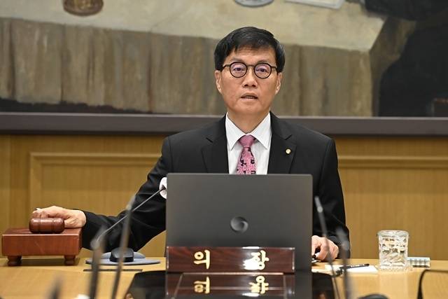 세계 주요국 중앙은행들이 신중한 관망 기조를 이어가는 가운데 한국은행 역시 7월 금융통화위원회에서 추가 인하 없이 숨고르기에 나설 것으로 관측된다. 사진은 이창용 한국은행 총재가 지난 5월 29일 서울 중구 한국은행에서 금융통화위원회를 주재하고 있는 모습. /사진공동취재단