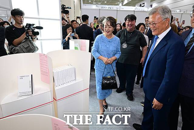2025 서울국제도서전을 찾아 전시된 서적 살펴보는 문재인 전 대통령 내외.