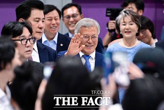 문재인 전 대통령과 김정숙 여사가 독자들의 환호를 받으며 입장하고 있다.