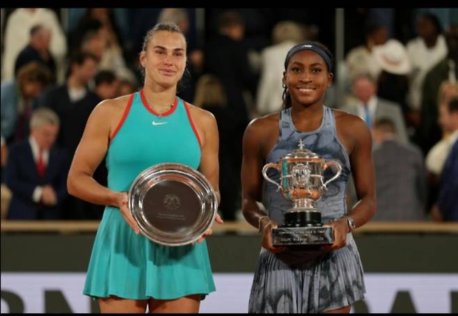 2025 롤랑가로스 여자단식 결승 뒤 시상대에 선 아리나 사발렌카(왼쪽)와 코코 고프. 사진/롤랑가로스