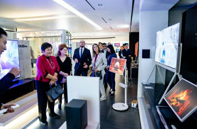 LG전자가 지난 1월 북미지역 본사에 한국을 포함한 총 11개국 주뉴욕총영사단를 초청해 혁신 기술 로드맵을 선보이고 국가간 파트너십 강화 방안을 논의했다. 이들은 함께 LG전자 북미 사옥 내 마련된 쇼룸을 둘러보며 미래 기술진화 방향성을 논의하는 시간을 가졌다. 총영사단은 무선∙투명 올레드 TV인 LG 시그니처 올레드 T, 이동형 무선 스크린 LG 스탠바이미 등에 큰 관심을 보였다.(사진=LG전자)