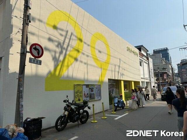 관광객들이 정식 영업 전인 이구홈 성수 매장을 들여다보고 있다