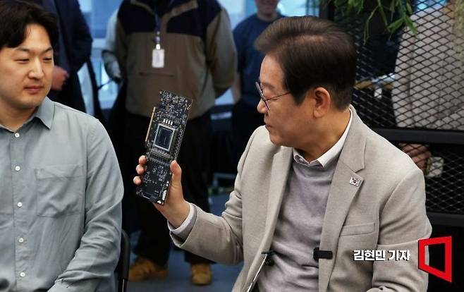 이재명 대통령(사진 오른쪽)이 후보 시절인 지난 4월14일 서울 강남구 퓨리오사AI를 찾아 외국 그래픽처리장치(GPU)를 대체할 국내 신경망처리장치(NPU)를 살펴보고 있다. 국회사진기자단