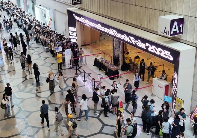 18일 오전 서울 강남 코엑스에서 열린 2025 서울국제도서전에 입장을 기다리는 긴 줄이 늘어섰다.
