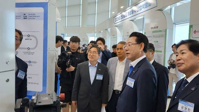 18일 전남 여수엑스포컨벤션에서 열린 전라남도 해상풍력산업 박람회장에 참석한 김영록 전남지사가 행사장 부스를 돌며 관계자들로부터 설명을 듣고 있다. 심진석 기자