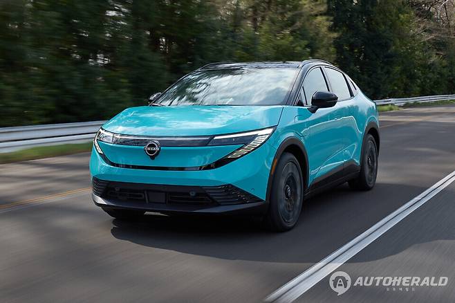 닛산이 완전변경 3세대 리프를 공개했다. 크로스오버로 변신한 신형 리프는&nbsp;75kWh 용량의 리튬이온 배터리와 214마력 전기 모터를 탑재해 최대 303마일(약 488km) 주행이 가능하다. (닛산. 이하 같음)