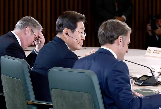 이재명 대통령이 17일(현지 시각) 캐나다 앨버타주 카나나스키스 주요 7개국(G7) 정상회의장에서 업무오찬 및 G7 정상회의 확대세션에 참석해 자리하고 있다. 왼쪽부터 키어 스타머 영국 총리, 이 대통령, 에마뉘엘 마크롱 프랑스 대통령./뉴시스