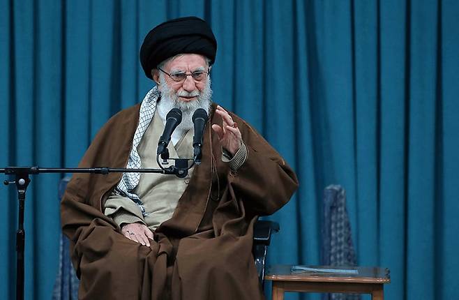 지난 1월 1일 이란 최고지도자 하메네이가 회의를 주재하면서 연설하고 있다. /뉴시스