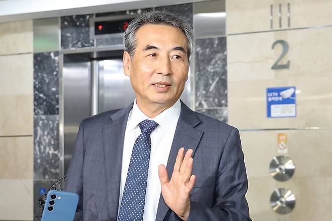 윤석열 전 대통령의 부인 김건희 여사 의혹 관련 사건을 맡은 민중기 특별검사가 17일 오전 서울 서초구 사무실로 출근하고 있다. /뉴스1