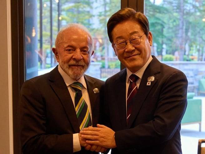 이재명 대통령이 17일(현지 시간) 캐나다 앨버타주 카나나스키스 주요 7개국(G7) 정상회의장에서 루이스 이나시우 룰라 다 시우바 브라질 대통령과 한-브라질 정상회담에 기념촬영하고 있다.