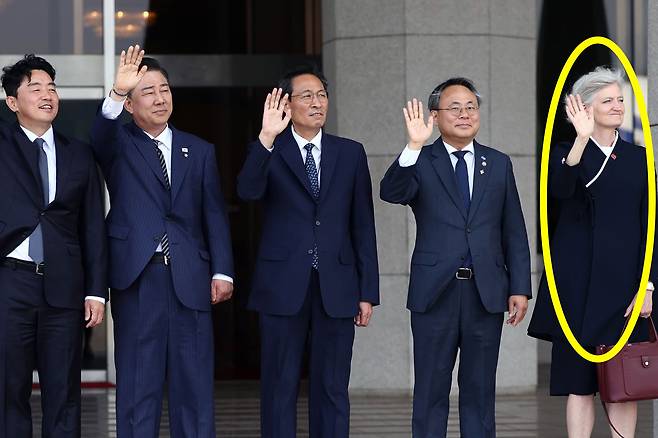 강훈식 대통령비서실장(왼쪽부터), 더불어민주당 김병기 원내대표, 우상호 정무수석, 고기동 행정안전부 장관 직무대행, 타마라 모휘니 주한 캐나다 대사가 16일 성남 서울공항에서 주요 7개국(G7) 정상회의에 참석하기 위해 캐나다로 출국하는 이재명 대통령과 김혜경 여사가 탑승한 공군 1호기를 향해 인사하고 있다. /연합뉴스