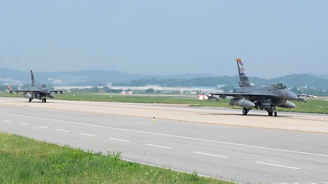 공군은 한미일 전투기 공중훈련이 18일 제주 남방 공해상에서 실시됐다고 밝혔다. 사진은 이륙에 앞서 지상활주하고 있는 美 공군 F-16 전투기. /공군 제공