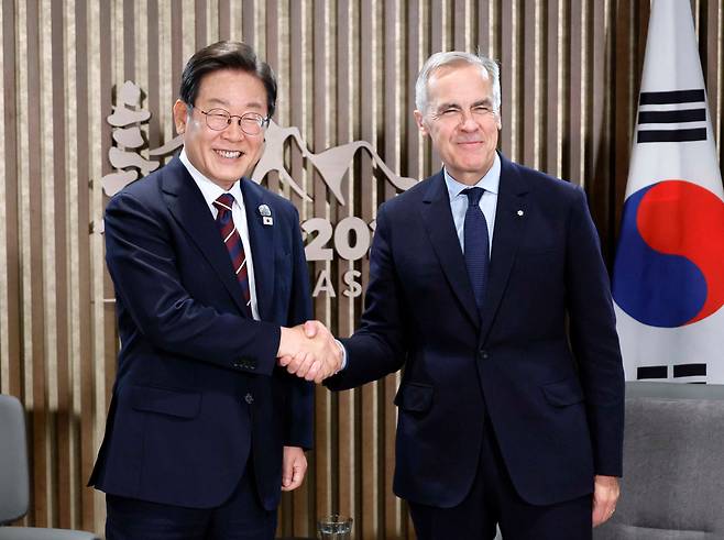 이재명 대통령과 마크 카니 캐나다 총리가 17일(현지시각) 캐나다 앨버타주 캐내내스키스 주요 7개국(G7) 정상회의장에서 한·캐나다 정상회담 전 악수하고 있다. /연합뉴스