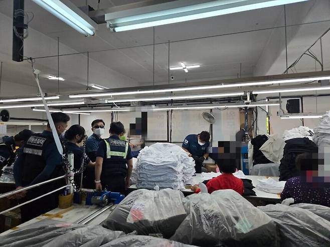 경찰이 서울 중랑구 망우동의 가품 제조공장을 급습하고 있다 /서울경찰청 기동순찰대 제공=연합뉴스