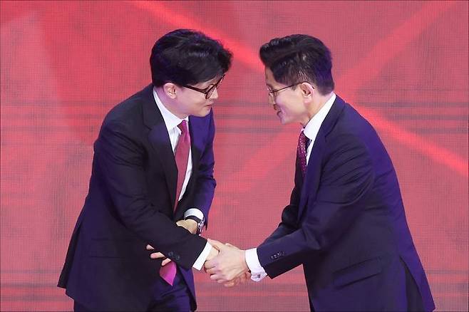 제21대 대통령선거 국민의힘 후보로 선출된 김문수 후보가 지난 5 3일 오후 3일 오후 경기도 고양 일산서구 킨텍스에서 열린 제21대 대선 후보 선출을 위한 국민의힘 제5차 전당대회에서 한동훈 경선 후보와 악수를 하고 있다. ⓒ데일리안 홍금표 기자