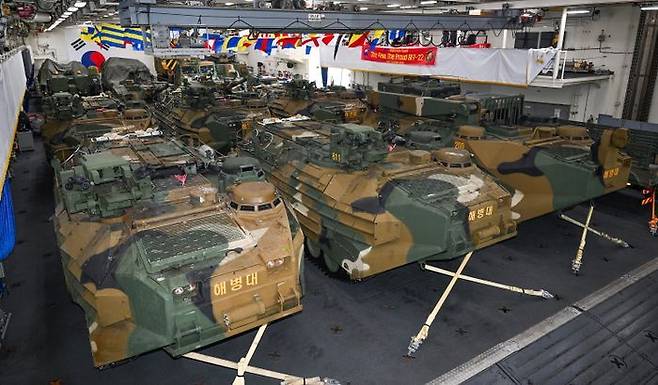 대한민국 해군·해병대 탈리스만 세이버 훈련전대가 호주에서 열리는 '2025 탈리스만 세이버(Talisman Sabre)' 훈련 참가를 위해 18일 오후 진해 군항에서 출항한다. 탈리스만 세이버 훈련 참가를 위해 경남 진해 군항에 정박 중인 해군 마라도함(LPH, 1만4500t급)에 한국형 상륙돌격장갑차(KAAV) 등 해병대 주요장비가 탑재돼 있다. ⓒ해군