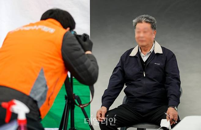 제10회 수원시 노인일자리 채용한마당을 찾은 어르신이 이력서 사진을 찍고 있다.ⓒ뉴시스