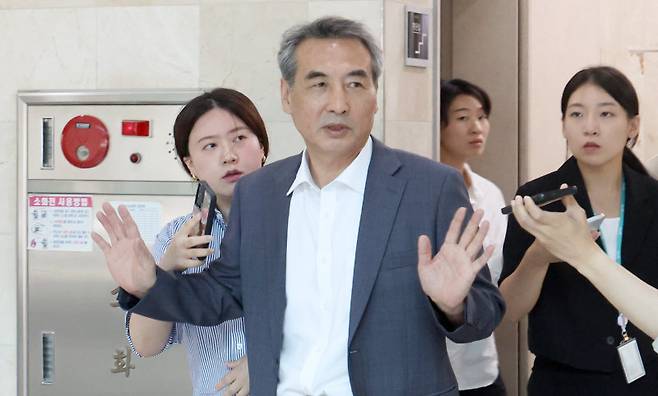‘김건희 특검’을 맡은 민중기 특검(앞)이 17일 서울 서초구에 있는 법무법인 사무실을 나서며 취재진의 질문에 답하고 있다. 민 특검은 서울아산병원에 입원한 김 여사 대면조사에 대해 “이뤄지리라 생각한다”고 밝혔다. 뉴시스