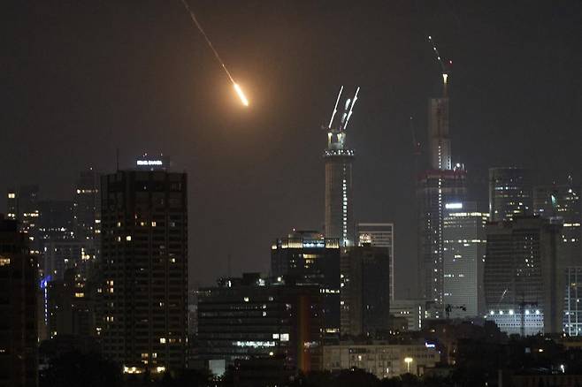 16일(현지 시간) 미 대사관에 따르면 17일부터 예루살렘에 있는 미국 대사관을 폐쇄한다. 예루살렘과 텔아비브에 있는 영사과도 모두 문을 닫아 긴급 및 일반 여권 발급 등 현재 대사관은 업무를 일시 중단한 상태다. 사진은 14일(현지 시간) 이스라엘 텔아비브 상공에 발사체가 궤적을 그리며 떨어지고 있는 모습. 2025.06.17 텔아비브=AP 뉴시스