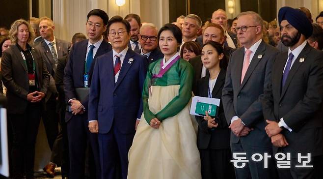이재명 대통령과 김혜경 여사가 16일(현지 시간) 캐나다 캘거리의 한 호텔에서 열린 캐나다 메리 사이먼 총독 내외 주최 주요 7개국(G7) 정상회의 초청국 리셉션에 참석하고 있다. 캘거리=송은석 기자 silverstone@donga.com