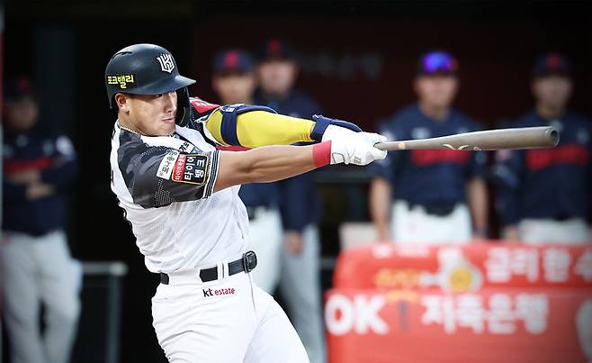 육군 취사병으로 군 복무를 하면서 ‘터미네이터’로 변신한 KT 외야수 안현민이 올 시즌 별명처럼 끝내주는 활약을 이어가고 있다. 안현민은 16일 현재 41경기에 출전해 13개의 홈런을 쏘아 올렸다. KT 제공