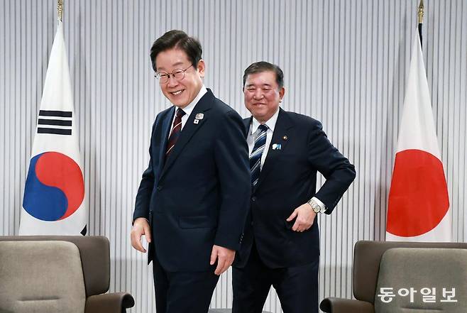 이재명 대통령이 17일(현지시간) 캐나다 앨버타주 카나나스키스 주요 7개국(G7) 정상회의장에서 열린 한일 정상회담에서 이시바 시게루 일본 총리와 자리를 바꾸며 밝게 웃고 있다. 카나나스키스=송은석 기자 silverstone@donga.com