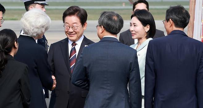 이재명 대통령과 김혜경 여사가 캐나다에서 열리는 주요 7개국(G7) 정상회의에 참석하기 위해 16일 경기 성남 서울공항에서 공군 1호기 탑승하기 전 타마라 모휘니 주한 캐나다 대사와 인사하고 있다. 2025.06.16 성남=뉴시스