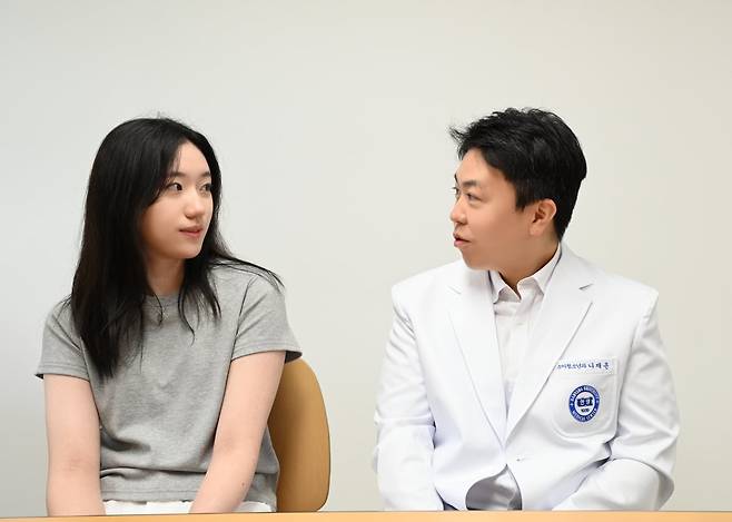 김하영 양(왼쪽)은 원인을 알 수 없는 고혈압과 빈맥으로 중학교 3학년 시절을 거의 병원에서 보내야 했다. 하영 양을 치료한 나재윤 한양대병원 소아청소년과 교수(오른쪽)는 자율신경계 부전 치료를 했고 사실상 완치 판정을 내렸다. 나 교수는 특히 10대에서 이 병의 적극적 치료를 강조했다. 한양대병원 제공