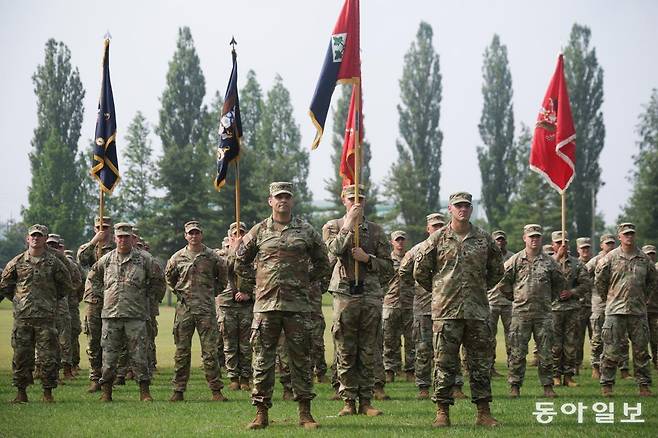 18일 경기 동두천시 캠프 케이시에서 열린 주한미군 순환 배치 여단 임무 교대식에서 미 4사단 1스트라이커여단(레이더 여단) 장병이 부대기를 펼친 뒤 연병장에 도열해 있다. 이들은 기존 한반도에 주둔했던 미 7사단 1스트라이커여단(고스트 여단)과 교대해 9개월 동안 임무를 수행한다. 스트라이커 여단은 트럼프 정부 집권 이후 ‘주한미군 감축설’이 주장될 때마다 가장 먼저 한반도에서 철수할 가능성이 높은 부대로 점쳐지고 있다. 동두천=박형기 기자 oneshot@donga.com
