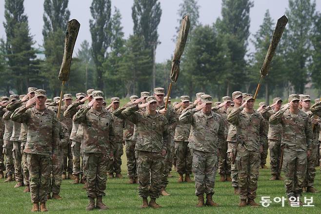 18일 레이더 여단 장병이 부대기를 펼치기 전 미 2사단장에게 경례하고 있다. 동두천=박형기 기자 oneshot@donga.com