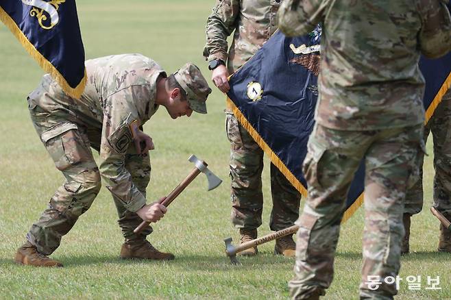 18일 레이더 여단 장병이 임무 교대식을 마친 뒤 부대 상징인 토마호크를 들고 기념사진을 찍고 있다. 동두천=박형기 기자 oneshot@donga.com