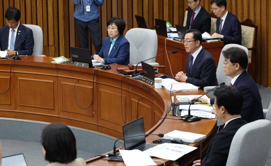 18일 국회에서 열린 국무총리 임명 동의에 관한 인사청문특별위원회 회의에서 국민의힘 소속 이종배 위원장이 발언하고 있다. 연합뉴스