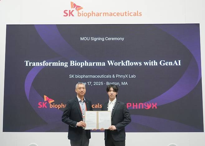 유창호 SK바이오팜 전략부문장과 배민석 피닉스랩 대표가 17일(현지시간) 미국 메사추세츠주 보스턴 컨벤션·엑시비션 센터에서 열린 업무협약식에서 기념촬영했다.(사진=SK바이오팜)