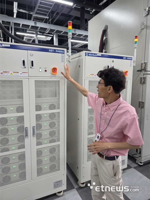 조용남 KETI 수석연구원이 KETI 배터리산업지원센터 내 배터리성능평가동에서 작동 중인 배터리 진단 장비에 대해 설명하고 있다. (사진 = 김영호 기자)