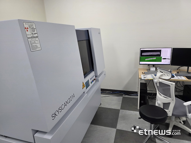 KETI 배터리산업지원센터 소재부품분석동은 10개의 분리된 방에 각종 분석 장비가 배치돼있다. 사진은 X레이 CT 장비. (사진 = 김영호 기자)