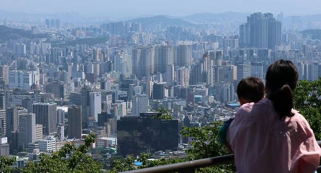 서울 남산에서 바라본 아파트 단지 모습. 뉴스1