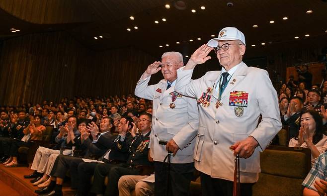 6.25전쟁 75주년을 맞아 지난 17일 서울 여의도 KBS홀에서 열린 '2025 대한민국 육군 호국음악회' 공연에 앞서 6.25전쟁 참전용사들이 거수경례하고 있다.육군 제공