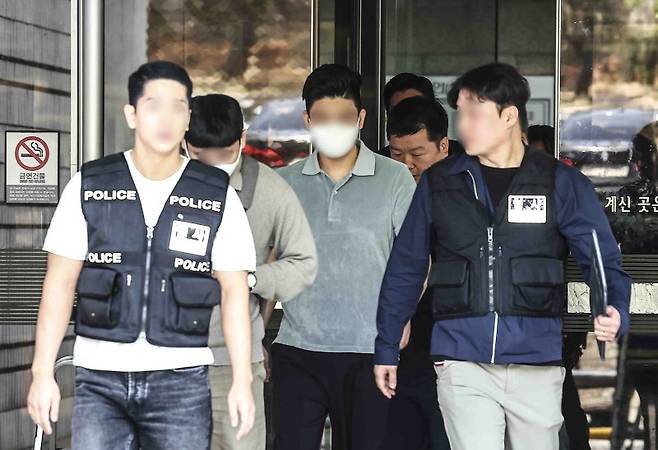 마약 투약 혐의를 받는 이철규 국민의힘 의원 아들 이모씨가 지난 4월 서울 서초구 서울중앙지방법원에서 구속 전 피의자심문(영장실질심사)을 마치고 청사 밖으로 나서고 있다. /사진=뉴시스