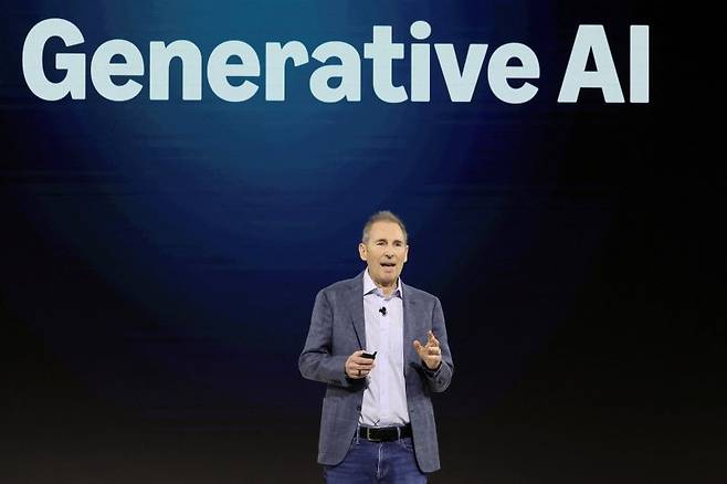 아마존의 앤디 재시 최고경영자(CEO)가 지난 2월 26일 미국 뉴욕에서 열린 신제품 출시 행사에서 생성형 인공지능(AI)에 대해 설명하고 있다.로이터연합뉴스