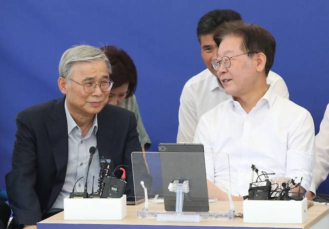 지난 2023년 당시 단식 7일차인 이재명 더불어민주당 대표(오른쪽)가 서울 여의도 국회 본청 앞 단식투쟁천막에서 이종석 전 통일부 장관과 대화를 나누고 있다. 사진=뉴스1