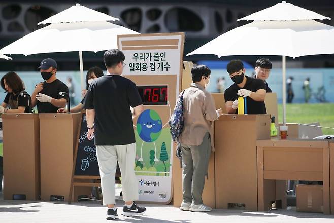 2023년 9월 7일 서울 중구 서울광장에서 열린 '서울 자원순환 신기술박람회'에서 시민들이 개인컵을 가져오면 음료를 무료로 제공하는 '개인컵 사용의 날(텀블러데이)' 캠페인에 참여하고 있다. 뉴시스