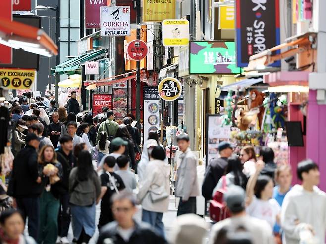 어린이날 연휴 마지막 날인 6일 서울 중구 명동거리가 외국인 관광객과 시민들로 북적이고 있다. 2025.5.6 /사진=뉴스1화상