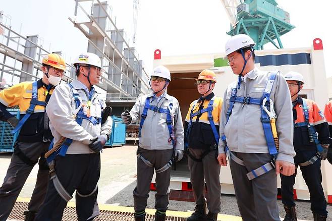 HD현대 권오갑 회장(가운데)과 HD현대중공업 이상균, 노진율 사장 등 회사 경영진이 18일 HD현대중공업에서 혹서기 대비 휴게시설 점검을 실시하고 있다. HD현대 제공