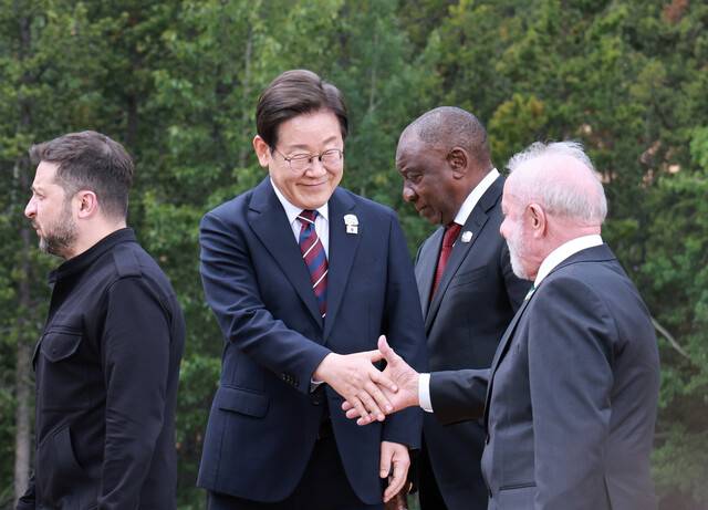 이재명 대통령이 17일(현지시각) 캐나다 앨버타주 캐내내스키스 주요 7개국(G7) 정상회의장에서 G7 및 초청국 기념촬영 후 루이스 이나시우 룰라 다 시우바 브라질 대통령과 악수하고 있다. 김태형 기자 xogud555@hani.co.kr