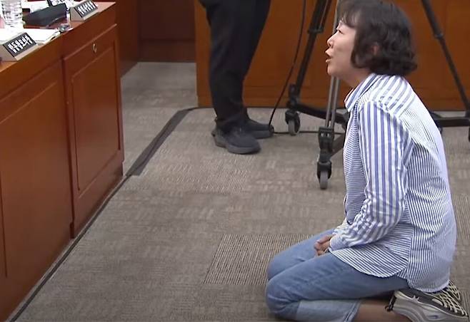 지난해 10월24일 국회 국방위원회 국정감사장에서 소음 피해를 호소한 안미희씨. 제이티브이(JTV) 뉴스 유튜브 갈무리