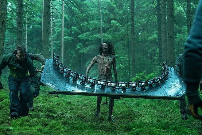 영화 ‘28년 후’에서 아이폰15 프로맥스 20개를 연결해 180도 각도로 감염자의 움직임을 촬영하는 장면. 소니픽처스코리아 제공