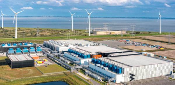 전 세계 데이터센터들이 알이(RE)100 달성을 위한 재생에너지 확보 경쟁에 나섰다. 사진은 풍력단지 옆에 건설된 구글 데이터 센터 전경. 구글 누리집 갈무리