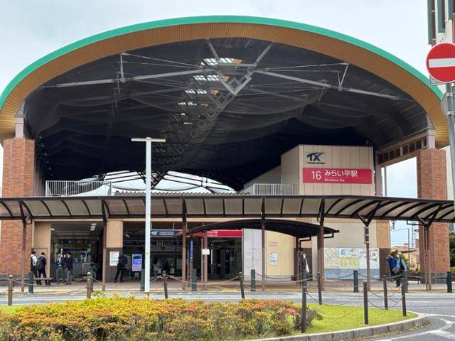 일본 이바라키현 쓰쿠바미라이시 주민들이 쓰쿠바익스프레스 '미라이다이라역' 앞을 지나가고 있다. 쓰쿠바익스프레스는 수도 도쿄와 이바라키현을 잇는 철도다. 쓰쿠바미라이=류호 특파원